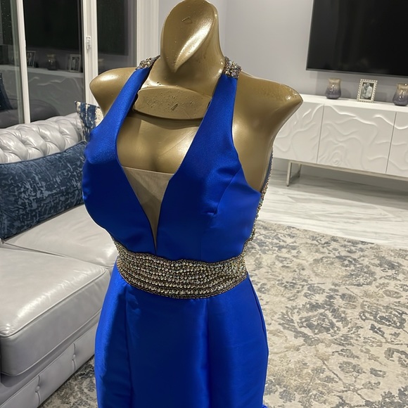 Gorgeous Women’s Royal Blue formal prom party gown in size4 - Picture 13 of 17